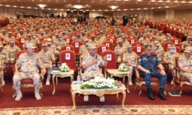 وزير الدفاع يلتقى عدداً من القادة والضباط المعينين لتولى وظائف قيادية بالقوات المسلحة  