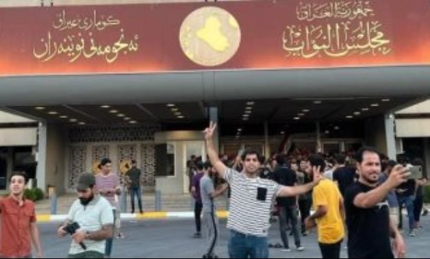 المتظاهرون العراقيون يعلنون إقامة اعتصام مفتوح داخل مجلس النواب