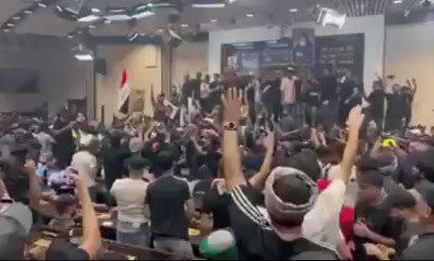 أنصار مقتدى الصدر يخلون مبنى البرلمان العراقى وينقلون اعتصامهم إلى "باحته"