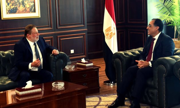 رئيس الوزراء يلتقي القائم بأعمال محافظ البنك المركزي المصري