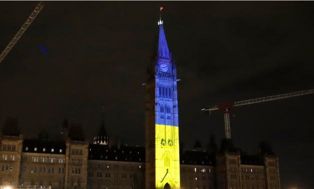 البرلمان الكندى يلون مبناه بالأصفر والأزرق احتفالا بعيد استقلال أوكرانيا