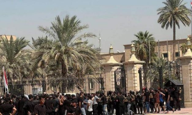 أنصار مقتدى الصدر يقتحمون القصر الرئاسي في بغداد