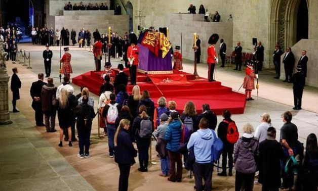 مفارقات جنازة الملكة اليزابيث.. "بايدن" المسؤول الوحيد المسموح دخوله قصر باكينجهام بالسيارة