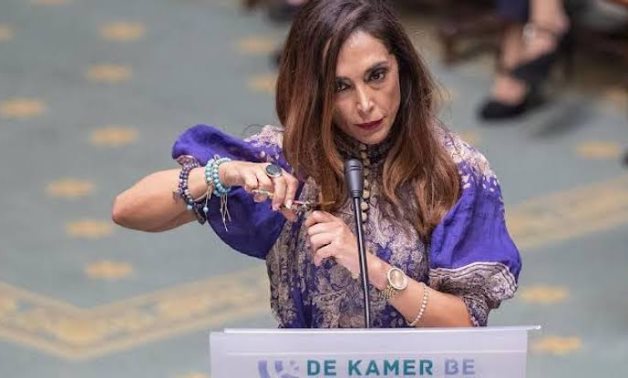 وزيرة بلجيكية تقص شعرها بالبرلمان دعما لمظاهرات الايرانيات ضد الحجاب الالزامى