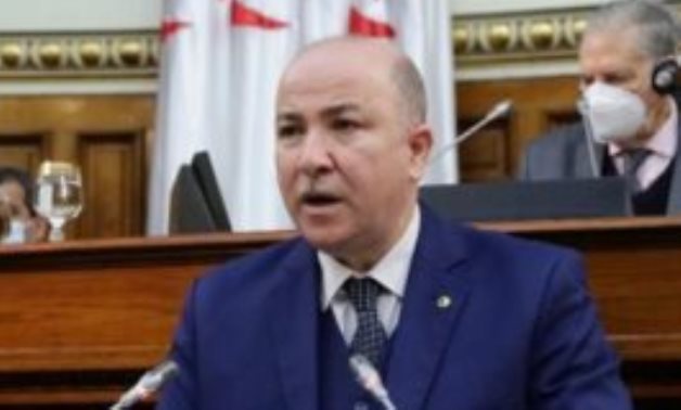 في إحاطة أمام البرلمان.. رئيس وزراء الجزائر تغلبه الدموع ويعتذر للمواطنين
