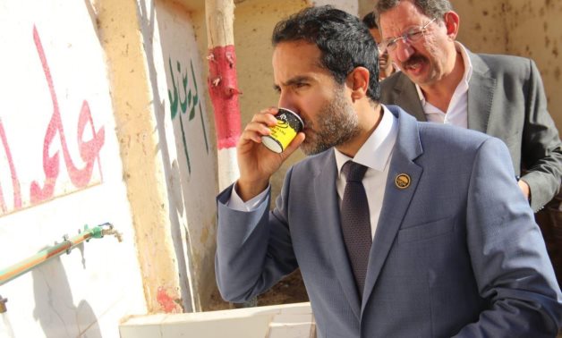 نائب يعلن تدشين محطة تحلية مياه بمدرسة الشيخ عتمان لتوفير مياه نظيفة للأطفال