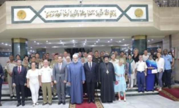 القوات المسلحة تنظم زيارة للملحقين العسكريين وزوجاتهم لمقر مشيخة الأزهر