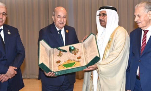 رئيس البرلمان العربي يهدي وساما رفيعا للرئيس تبون