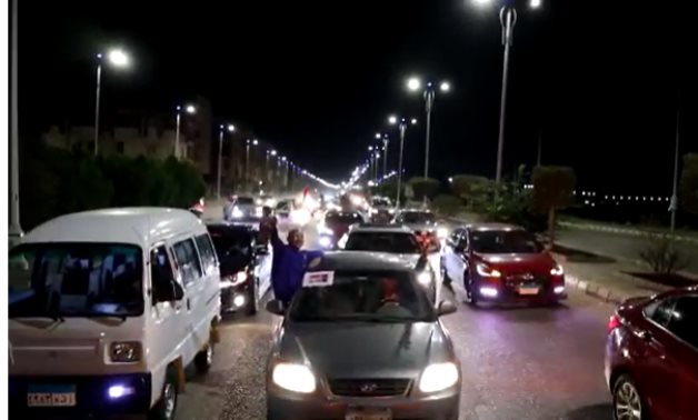 مسيرات بالسيارات لدعم الرئيس السيسي ونجاح قمة المناخ في القاهرة الجديدة