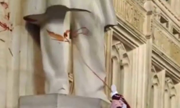 تمثال "بلفور" بالكاتشب.. سيدتان تتظاهران داخل البرلمان البريطانى دعما لفلسطين