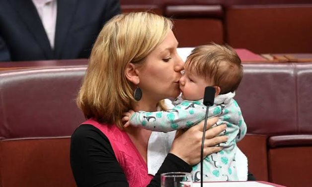 البرلمان الإيطالى يسمح للنائبات باصطحاب أطفالهن و"إرضاعهم" خلال الجلسات