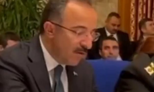 مسؤول تركي يتناول الكعك والشاي بالبرلمان أثناء مشادة بين الحكومة والمعارضة