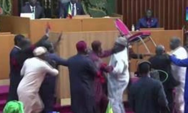 حبس نائبين بالبرلمان السنغالى 6 أشهر وغرامة 5 ملايين فرانك إفريقى بعد ضرب زميلتهما