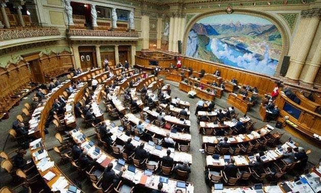 البرلمان السويسرى يرفض نقل أسلحة سويسرية الصنع لأوكرانيا.. اعرف التفاصيل