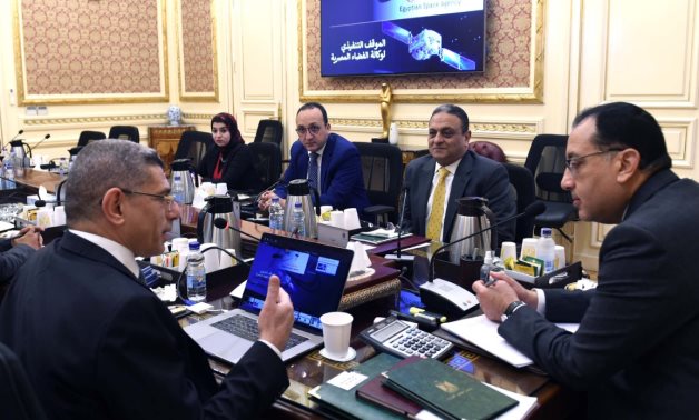 رئيس الوزراء يتابع الموقف التنفيذى لوكالة الفضاء المصرية