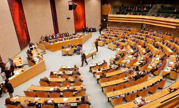 "طرد مشبوه".. الشرطة الهولندية تُخلى البرلمان بعد إرسال قنبلة مزيفة