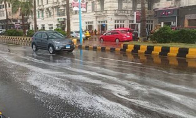 انتشار سيارات شفط مياه الأمطار بجميع محاور القاهرة والجيزة