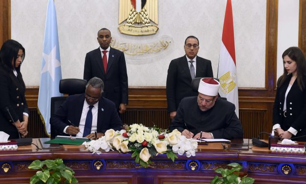 رئيسا وزراء مصر والصومال يشهدان توقيع مذكرة تفاهم لتوسيع التعاون بالشئون الدينية