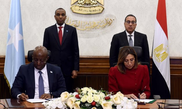 رئيسا وزراء مصر والصومال يشهدان توقيع مذكرة تفاهم لتعزيز التعاون الثقافى