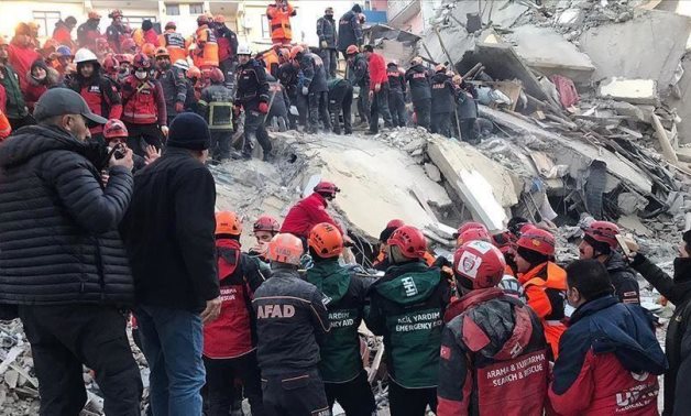 زلزال تركيا.. تعطيل الدراسة لمدة أسبوع بالمناطق المنكوبة وجسر جوى للمساعدات