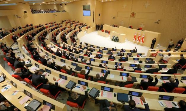 البرلمان الجورجى يوقف اعتماد صحفيين لانتقادهم مشروع قانون يخص "تمويل الصحف"