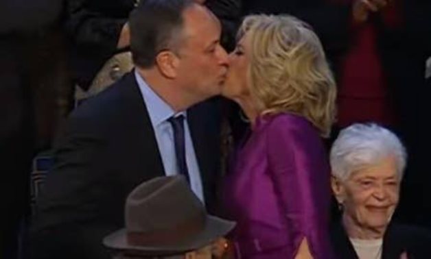 قبلة سيدة أمريكا الأولى لزوج نائبة الرئيس أمام الكونجرس تُثير جدلا بمواقع التواصل