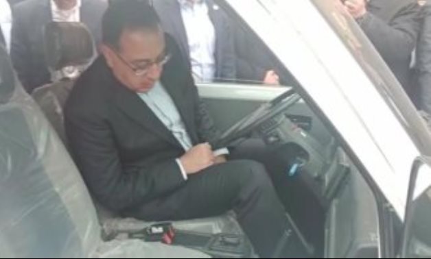 رئيس الوزراء يقود سيارة تعمل بالكهرباء خلال جولته بأحد المصانع