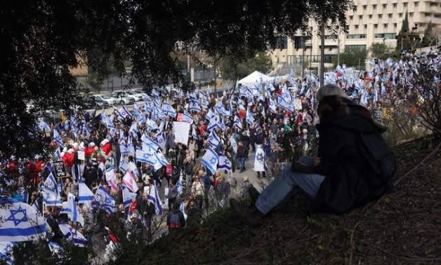 إعلام عبرى: تعليق الدراسة اليوم.. ومظاهرات تطالب نتنياهو بإعادة المحتجزين