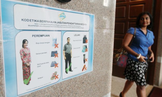 "لبسها قصير".. أمن البرلمان الماليزى يٌجبر مساعدة لأحد النواب على المغادرة فورا