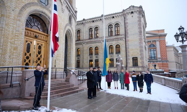 بحضور اللاجئين الأوكران.. البرلمان النرويجى يُحيى ذكرى الحرب الروسية برفع علم أوكرانيا