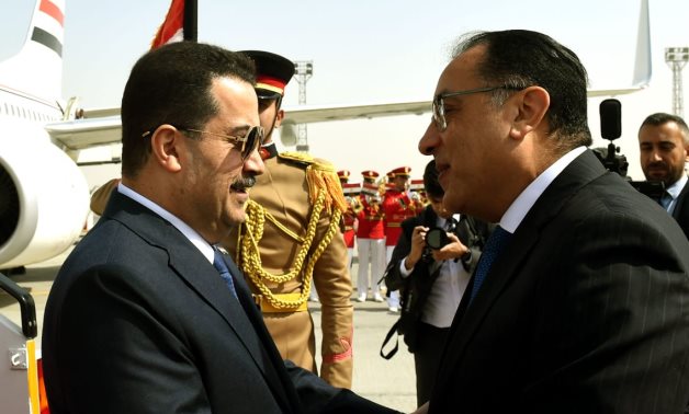 مصطفى مدبولى يستقبل رئيس الوزراء العراقى بمطار القاهرة 