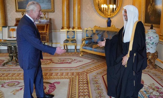 الملك تشارلز الثالث يستقبل أمين عام رابطة العالم الإسلامى.. صور