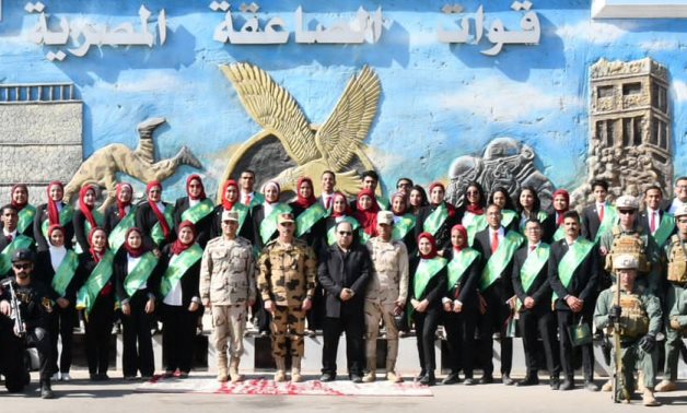 قوات الصاعقة تستقبل عددًا من طلبة الجامعات وتكرم مجموعة من أسر الشهداء