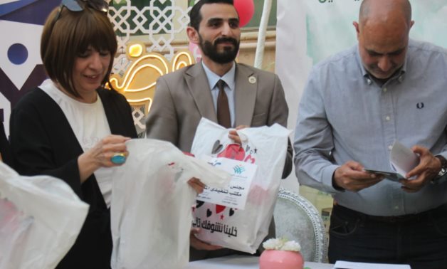 مجلس الشباب المصرى يوزع ملابس العيد ضمن مبادرة "يلا نساعد بعض"