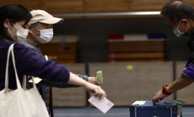 الناخبون اليابانيون يدلون بأصواتهم فى انتخابات فرعية للبرلمان