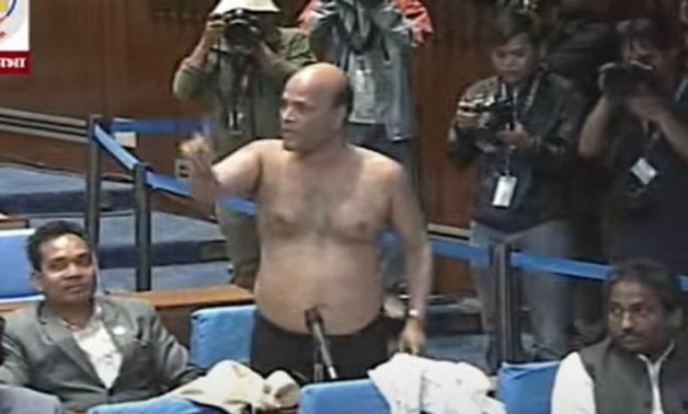 بعد منعه من الكلام.. نائب يخلع ملابسه بالجلسة العامة لبرلمان نيبال