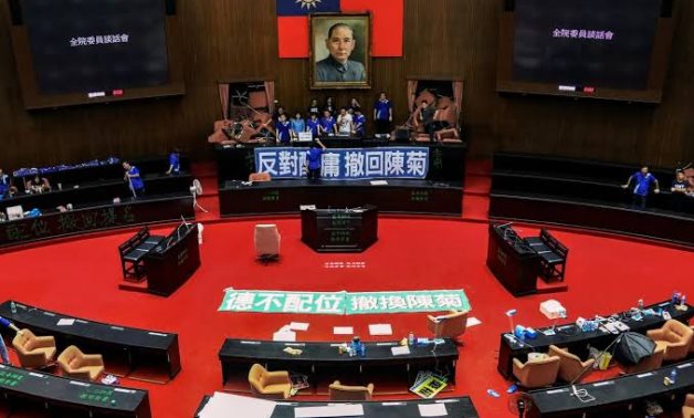 لكمات وركلات داخل برلمان تايوان . والسبب قانون الإصلاحات 