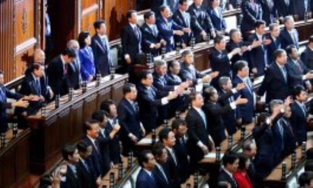 رئيس الوزراء اليابانى يحضر جلسة برلمانية فى فضيحة فساد مالى داخل حزبه  