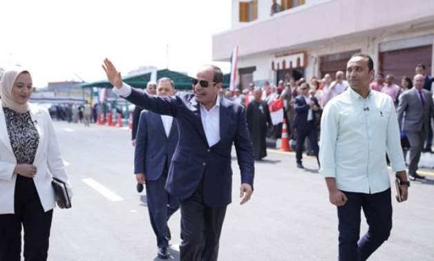 الرئيس السيسى يدير حواراً مع حشد من المواطنين بقرية الأبعادية بالبحيرة