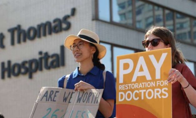 بريطانيا بلا أطباء.. إضراب عام 5 أيام لأطباء بريطانيا احتجاجًا على تدنى الأجور