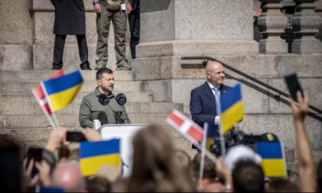 وسط حشود أمام البرلمان الدنماركى.. الرئيس الأوكرانى: روسيا ستخسر الحرب
