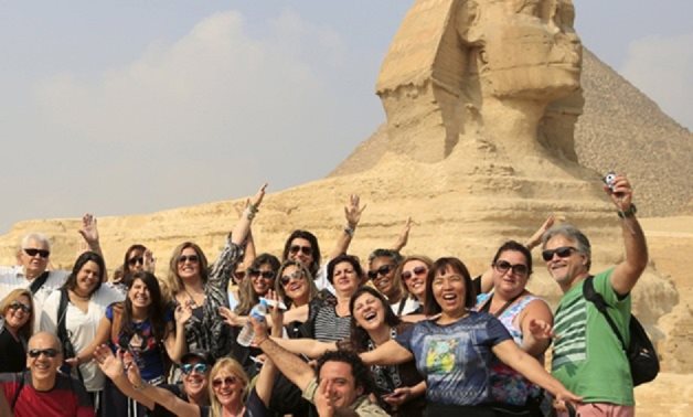 الأوروبيون "الحصان الرابح" فى السياحة المصرية.. 63% من السياح بمصر أوروبيون.. 11.7 مليون سائح خلال 2022 منهم 7.3 مليون من "القارة العجوز".. ويستحوذون على 50% من عدد الليالى السياحية بفنادق "المحروسة"