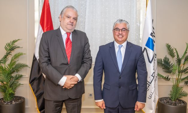 رئيس الهيئة الاقتصادية لقناة السويس يستقبل سفير بيرو لبحث آفاق الاستثمار