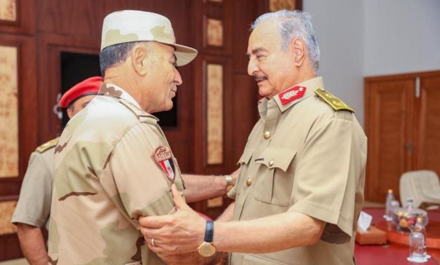 بتوجيهات رئاسية.. رئيس أركان القوات المسلحة المصرية يصل ليبيا لتنسيق المساعدات