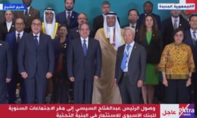 الرئيس السيسى يلتقط صورة تذكارية مع المشاركين فى اجتماعات البنك الأسيوى