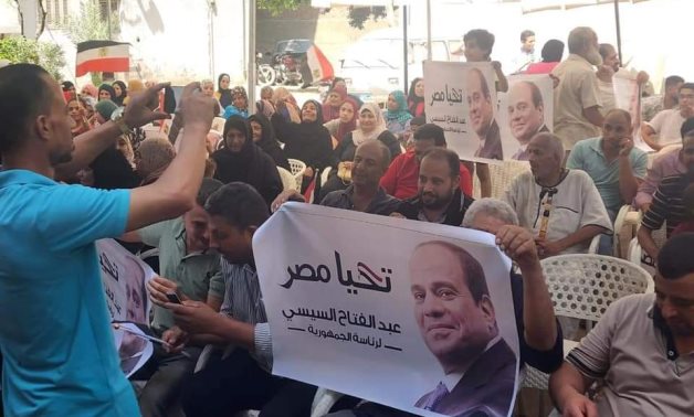 الآلاف بسوهاج يتوافدون على مكاتب الشهر العقاري لتحرير توكيلات دعم الرئيس السيسي