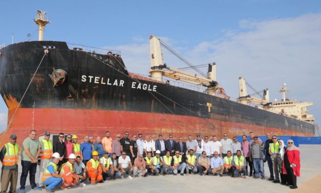 ميناء العريش يستقبل السفينة STELLAR EAGLE لتصدير 40 ألف طن ملح لكينيا.. صور
