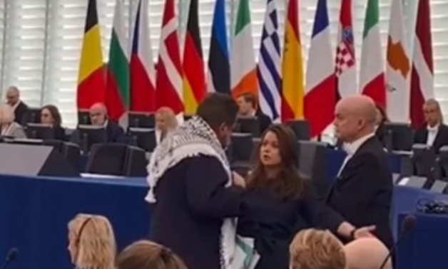الوجه الآخر.. البرلمان الأوروبى يطرد نائبًا من الجلسة لارتدائه الكوفية الفلسطينية "فيديو"