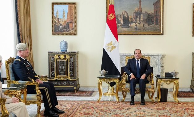 الرئيس السيسى يستقبل قائد القيادة المركزية الأمريكية بحضور الفريق أول محمد زكى
