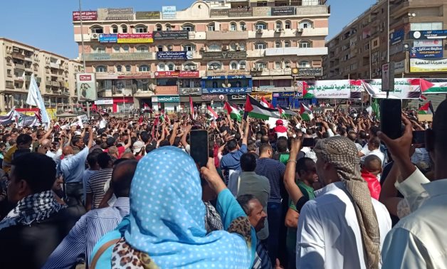 فلسطينيون يشاركون بمسيرة فى ميدان الحصرى: "شعب مصر روحنا وإحنا روحه"